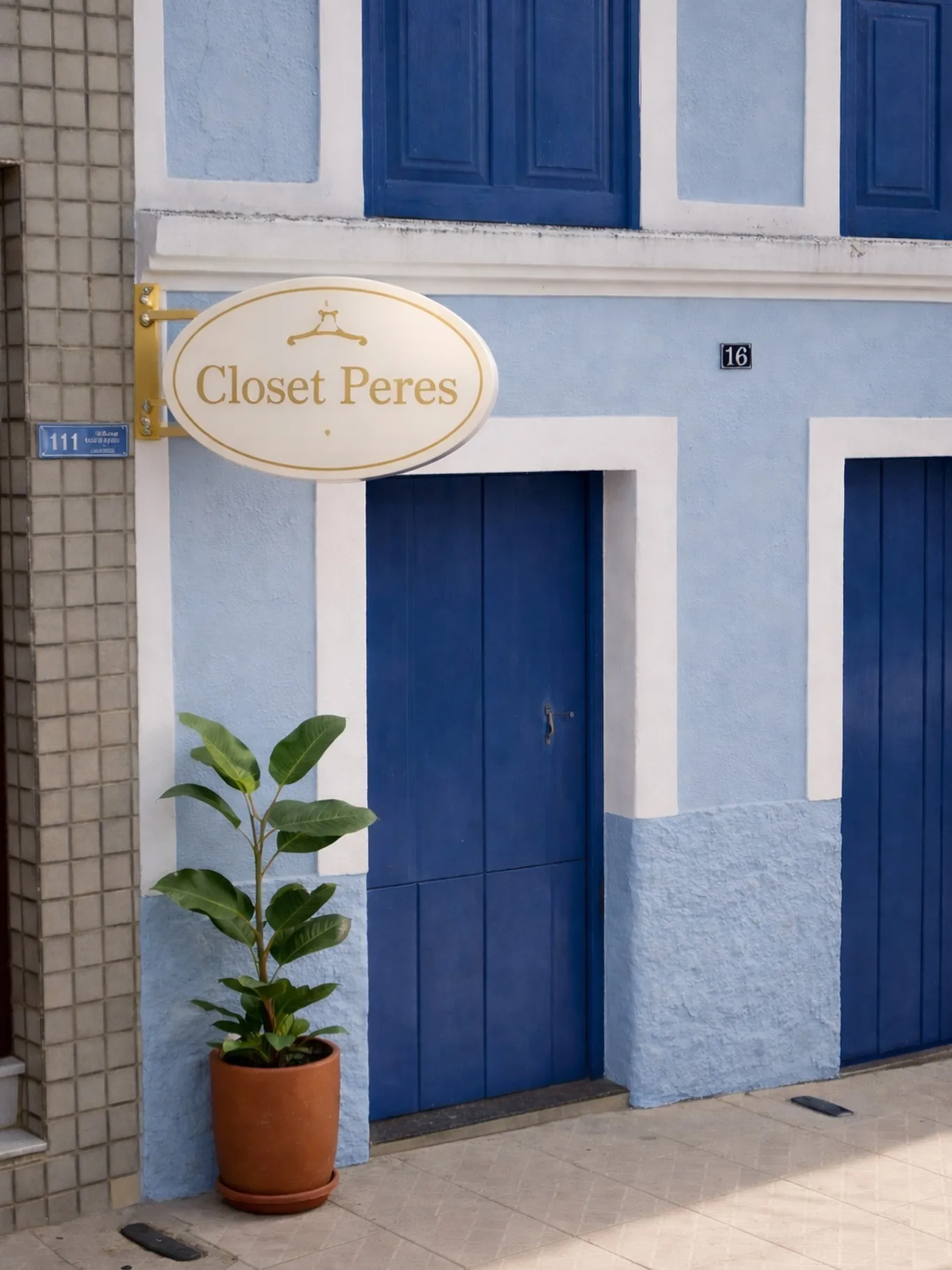 Fachada comercial reformada com identidade visual integrada